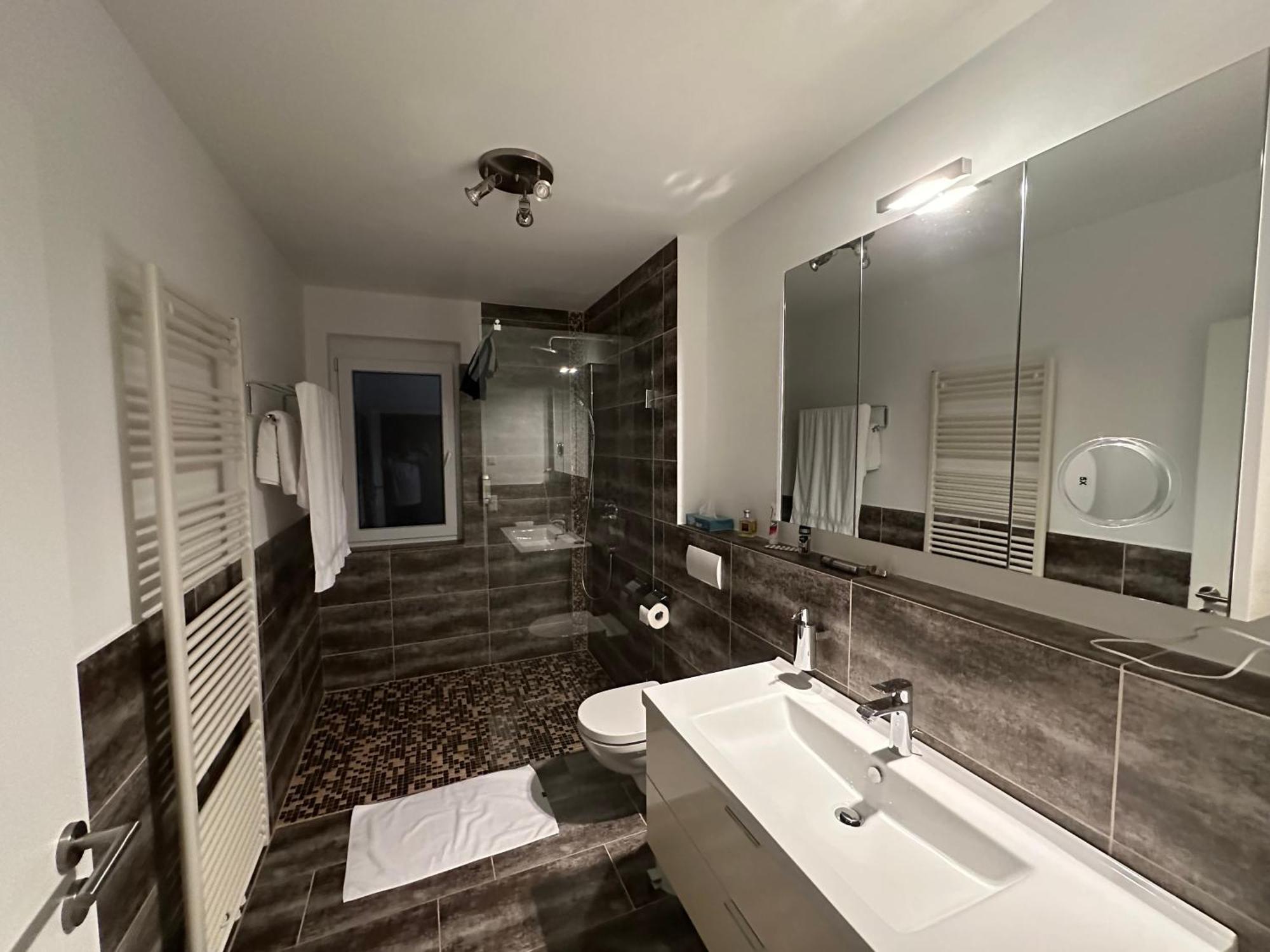 2-Zimmer-Ferienwohnung Mit Hotelservice Und 2 Balkons - Golf, Bike Und Wellness Im Markgraeflerland Bad Bellingen Ngoại thất bức ảnh
